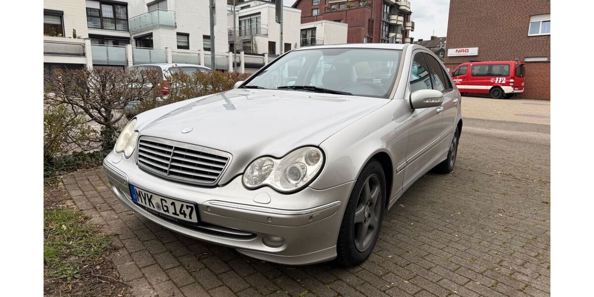 Mercedes-Benz 220 239.788 km 3.500 &euro; Aachen 52080